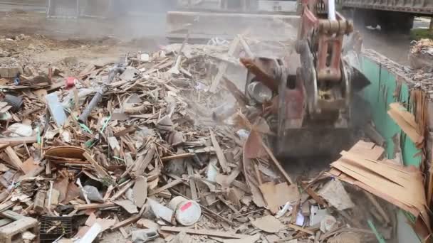 kotrógép forrásutasításokat törött ház tragédia után - Felvétel, videó