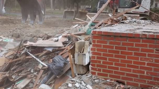 Το σπίτι έχει καταστραφεί. Ρωγμές στον τοίχο του σπιτιού. Καταστροφή των παλιών σπιτιών, σεισμούς, οικονομική κρίση, εγκαταλελειμμένα σπίτια. Σπασμένα ακατάλληλα σπίτι - Πλάνα, βίντεο