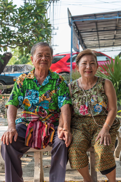 Asiático joven baño con respecto a los padres por el agua tienen un jazmín y rosa flor y aromaterapia en el agua en el tazón de agua en Festival de Songkran
 - Foto, imagen