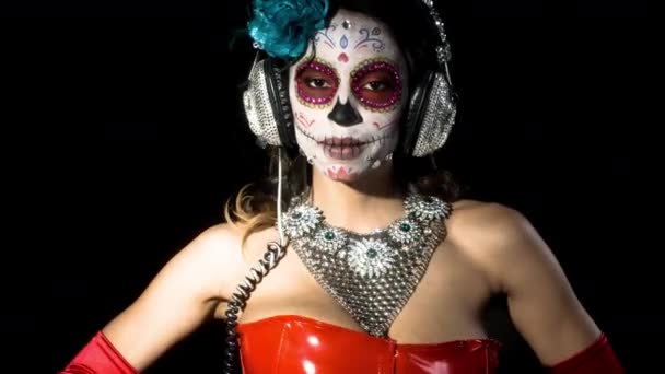 piękna kobieta z niestandardowe zaprojektowane candy czaszki meksykański dzień martwej twarzy makijaż na czarnym tle - Materiał filmowy, wideo