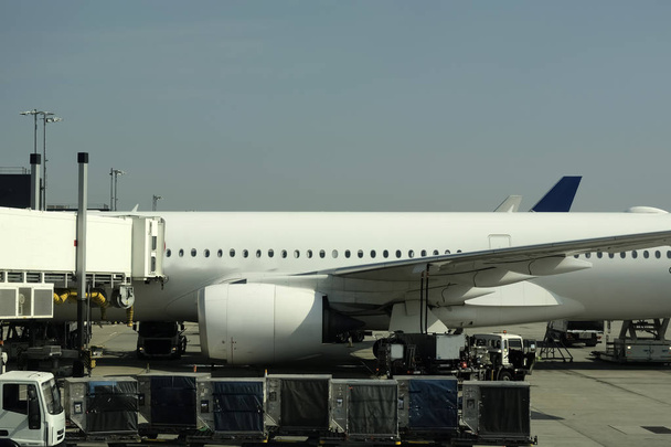 Крупный план крупных пассажирских самолетов на взлетно-посадочной полосе в аэропорту.  - Фото, изображение