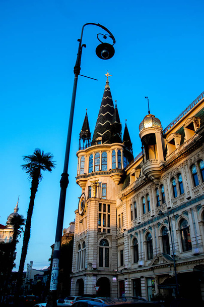 hermoso edificio en la plaza de Europa en Batumi
 - Foto, imagen