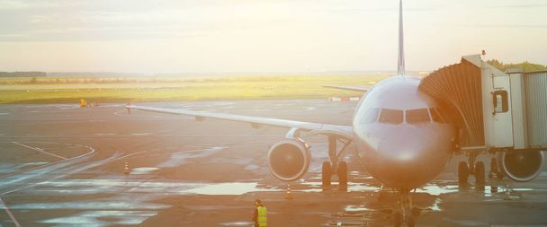 repülőgépet levette a repülőtérről. a repülőgéptest töredéke. üzleti utazás koncepció vintage stílusú kép - Fotó, kép