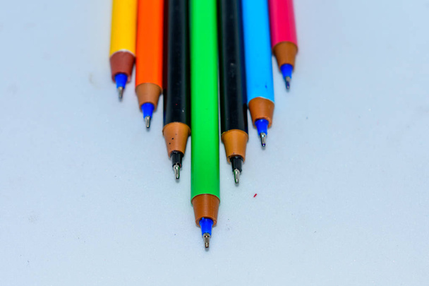 Ensemble de stylos multicolores, outils pour écrire le dessin, isolés sur blanc
. - Photo, image