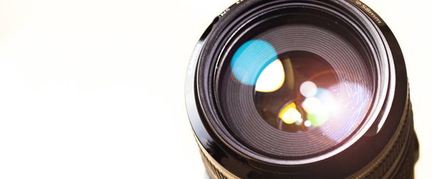 câmera digital da lente, foco seletivo, close-up, lado com reflexão, bokeh
 - Foto, Imagem