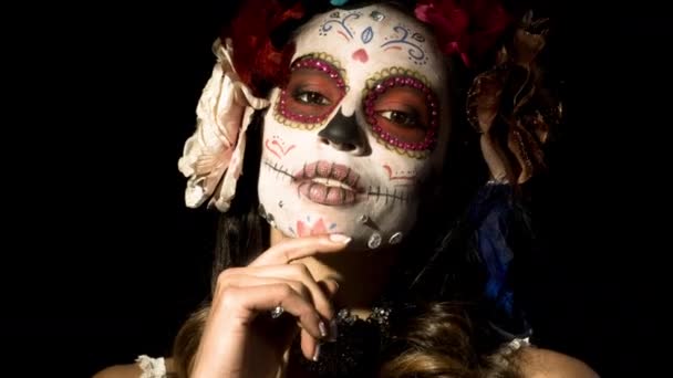 bela mulher com personalizado projetado doce crânio mexicano dia do rosto morto compõem no fundo preto
 - Filmagem, Vídeo