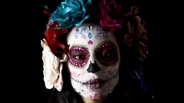 krásná žena s vlastní navržené candy lebka mexický den mrtvou tvář tvoří na černém pozadí - Záběry, video