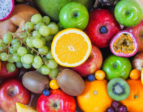 Renkli taze meyve ve sebze arka plan, sağlıklı beslenme kavramı. - Fotoğraf, Görsel
