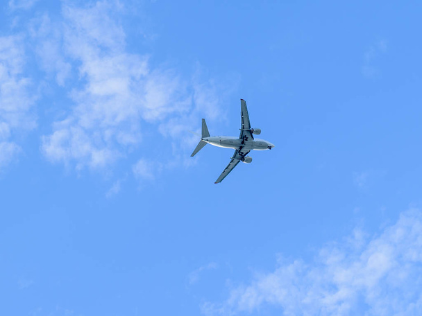 ein modernes Flugzeug, das hoch am Himmel fliegt. das Konzept des modernen Reisens. - Foto, Bild