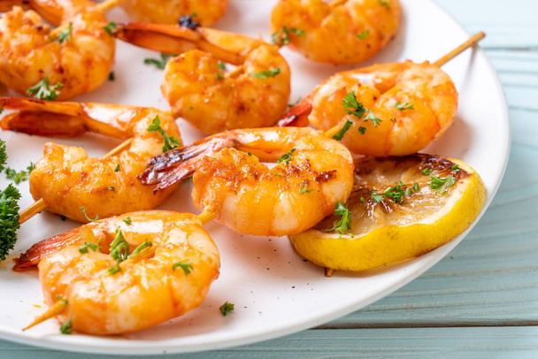 Grilled tiger shrimps skewers with lemon - seafood style - Foto, afbeelding
