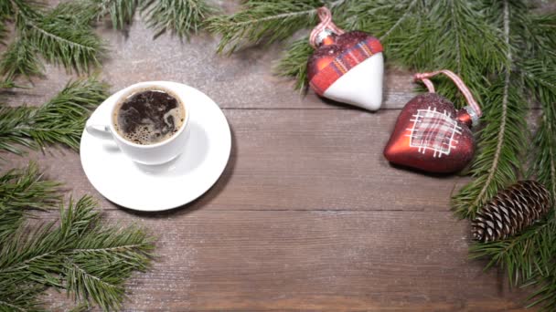 Silvestrovské a vánoční pohlednice umění. Jedle, šálek čerstvě uvařené kávy a vánoční dekorace umístěny na dřevěných pozadí. Horní view.a prostor pro poznámky ve středu - Záběry, video