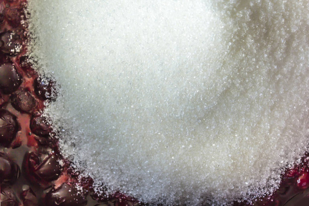 Cocinar mermelada de cereza. Cerezas rojas oscuras calientes y colina de azúcar blanca. Sitio sobre frutas, bayas, comida, cocina y cocina. diapositiva
 - Foto, imagen