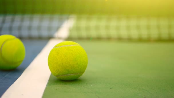 Close up van tennis apparatuur op de rechter. Sport, recreatie-concept. - Video