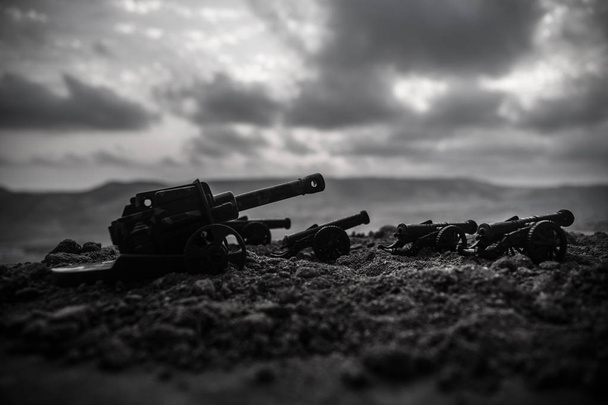 戦争の概念。古い戦争の霧空を背景に大砲大砲選択と集中 - 写真・画像
