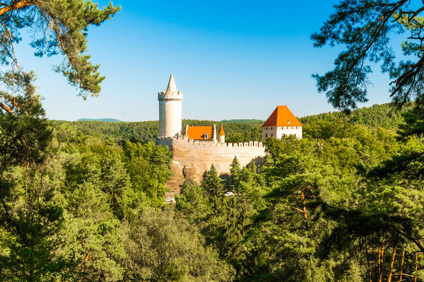 Castello gotico medievale Kokorin, area protetta del paesaggio di Kokorinsko, Repubblica Ceca
 - Foto, immagini