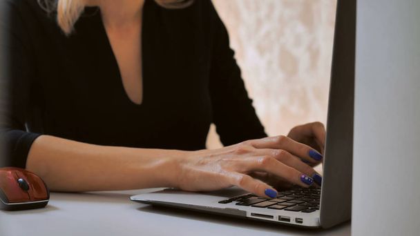 Nahaufnahme Mädchen arbeitet am PC. Geschäftsdetails unkenntliche Frau tippt auf Laptop - Foto, Bild
