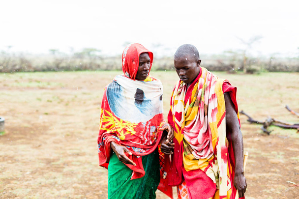Dos hombres Massai caminando juntos
  - Foto, Imagen