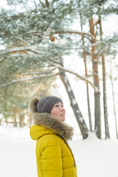 Retrato al aire libre de la mujer joven en el bosque de invierno, imagen de la foto de stock
 - Foto, Imagen