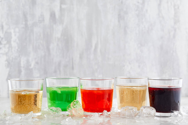 Bebidas com refrigerante no fundo claro
 - Foto, Imagem