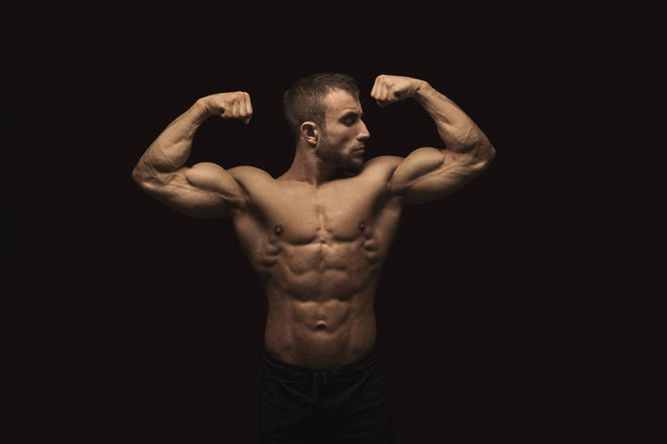 Fuerte atlético hombre muestra desnudo muscular cuerpo
 - Foto, Imagen