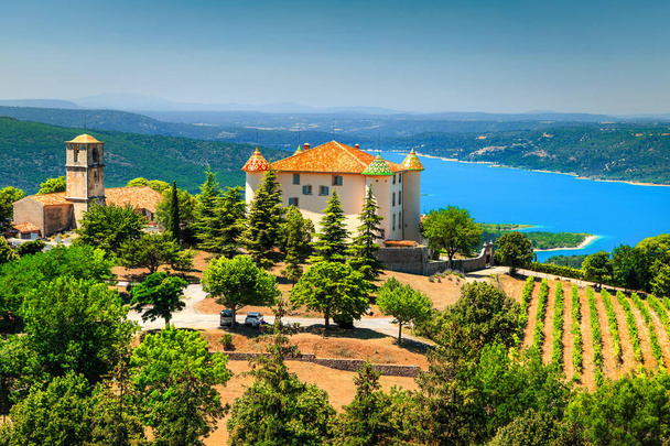 Fantasztikus Aiguines vár, látványos és a háttérben, Verdon-szurdok, Provence, Franciaország, Európa közelében szép türkiz St Croix-tóra - Fotó, kép