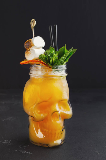 Апельсиновый коктейль в стакане черепа
 - Фото, изображение