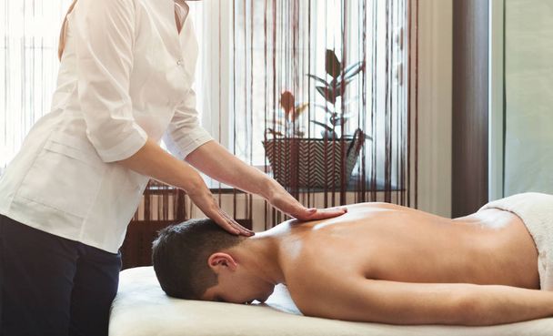 beau mec appréciant massage thérapie
 - Photo, image