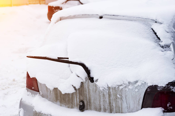 Ventana trasera cubierta de nieve del coche
 - Foto, imagen