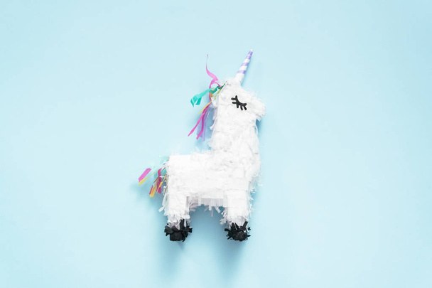 Kleine unicorn pinata voor kids verjaardagsfeest. - Foto, afbeelding