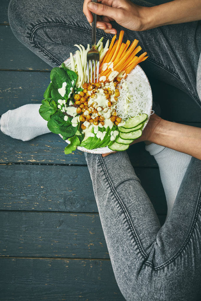 woman having Healthy breakfast, raw vegan food in Buddha Bowl - Zdjęcie, obraz