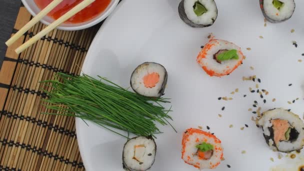 Sushia, japanilaista ruokaa. Sushirullia. Sushi-ruokalista. Tasainen muotoilu ylhäältä
. - Materiaali, video