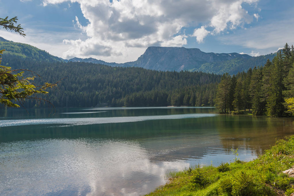 Természeti táj. Hegyi tó, fekete, Durmitor Nemzeti Park, Montenegro - Fotó, kép
