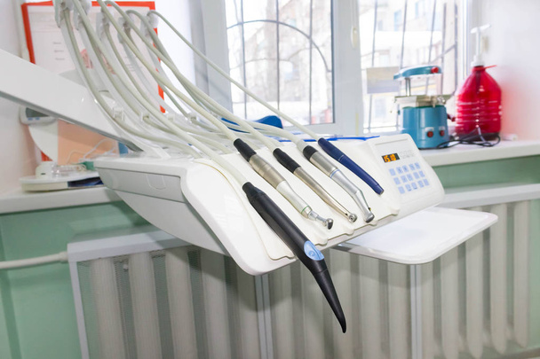 Différents instruments et outils dentaires dans un cabinet de dentistes abstrait - Photo, image