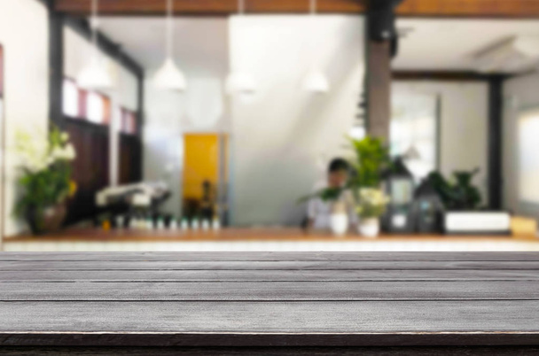 Kiválasztott fókusz üres barna fa asztal és kávézó vagy étterem elmossa háttér bokeh kép. fotomontázhoz vagy termékkijelzőhöz. - Fotó, kép