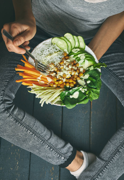 woman having Healthy breakfast, raw vegan food in Buddha Bowl - Foto, immagini