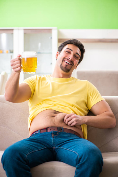 Gruby otyły mężczyzna trzymający piwo w koncepcji diety - Zdjęcie, obraz