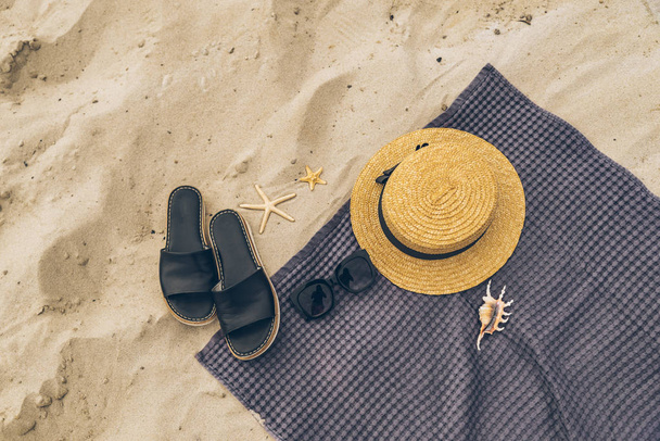летняя концепция. пляжные вещи на песке. копировальное пространство
 - Фото, изображение