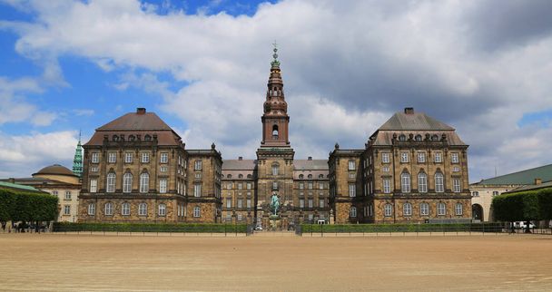 Vista de Christiansborg lugar através do complexo de equitação chão em Copenhague, Dinamarca
 - Foto, Imagem
