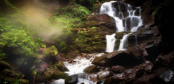 Shidot 滝は、ウクライナのカルパチア山脈で最も美しい滝の一つ - 写真・画像