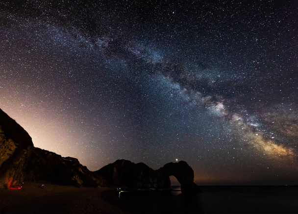 Impresionante imagen colorida de la galaxia Vía Láctea sobre el paisaje marino en Dorset Inglaterra
 - Foto, Imagen