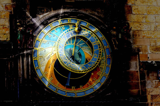 Prager Glockenspiel oder Adleruhr (tschechisch prazsky orloj, auch tschechisch staromestsky orloj) mit Nachtsterneffekt. Der mittelalterliche Uhrenturm, der an der Südwand des alten Rathausturms montiert ist - Foto, Bild