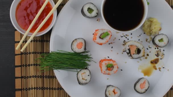 Sushia, japanilaista ruokaa. Sushirullia. Sushi-ruokalista. Tasainen muotoilu ylhäältä
. - Materiaali, video