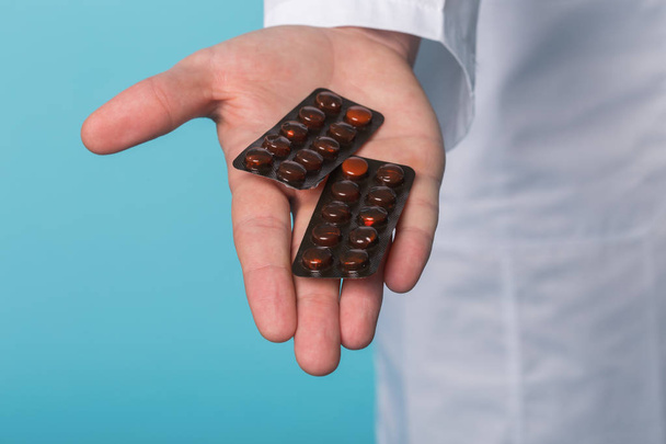 Крупним планом фото таблеток в руці лікарів
 - Фото, зображення
