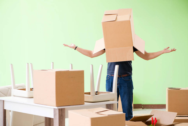 Ο άνθρωπος κινείται σπίτι με κουτιά - Φωτογραφία, εικόνα