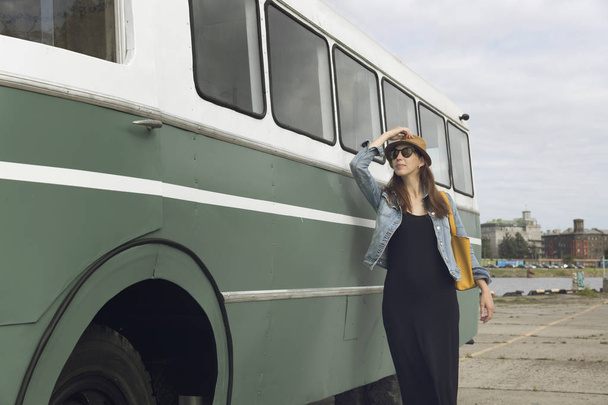 Hermoso día. Atractiva joven con sombrero de pie junto a la furgoneta de viaje. Viajes en coche, vacaciones de verano y aventura
 - Foto, imagen
