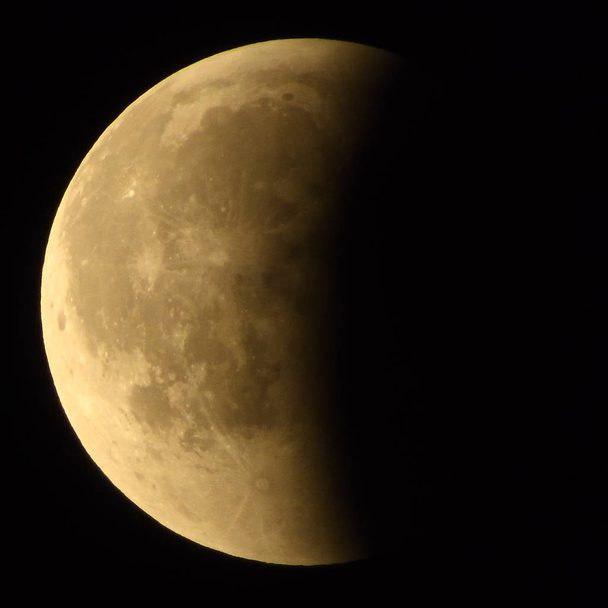 Φεγγάρι μετά από μακρύτερο ολική σεληνιακή έκλειψη του αιώνα παρουσιάζεται 27 Ιουλίου 2018. - Φωτογραφία, εικόνα