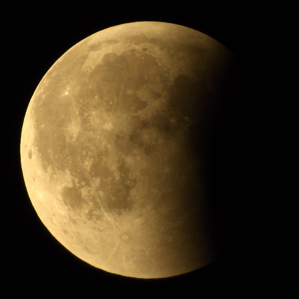世紀の最も長い皆既月食が 2018 年 7 月 27 日に後の月. - 写真・画像
