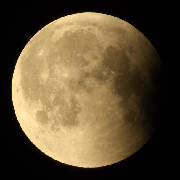Księżyc po najdłuższe całkowite zaćmienie Księżyca wieku występuje 27 lipca 2018 r.. - Zdjęcie, obraz