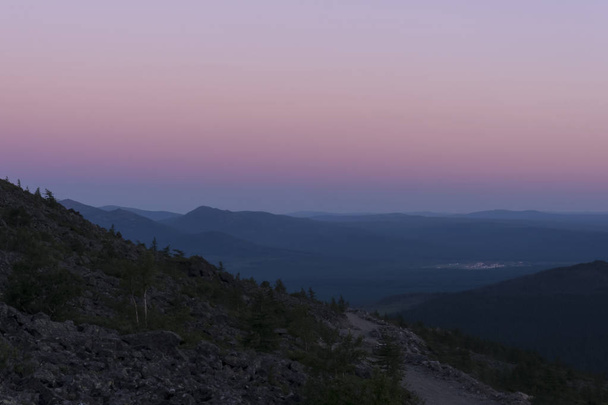 προ-αυγή Λυκόφως στα βουνά της Βόρεια Ουράλια - Φωτογραφία, εικόνα