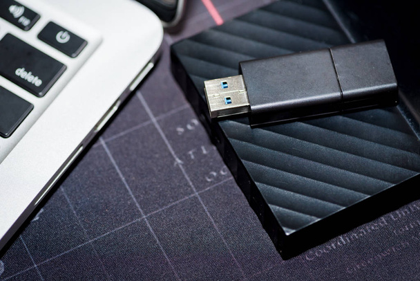 Lecteur de mémoire flash USB branché sur un port d'ordinateur portable
. - Photo, image